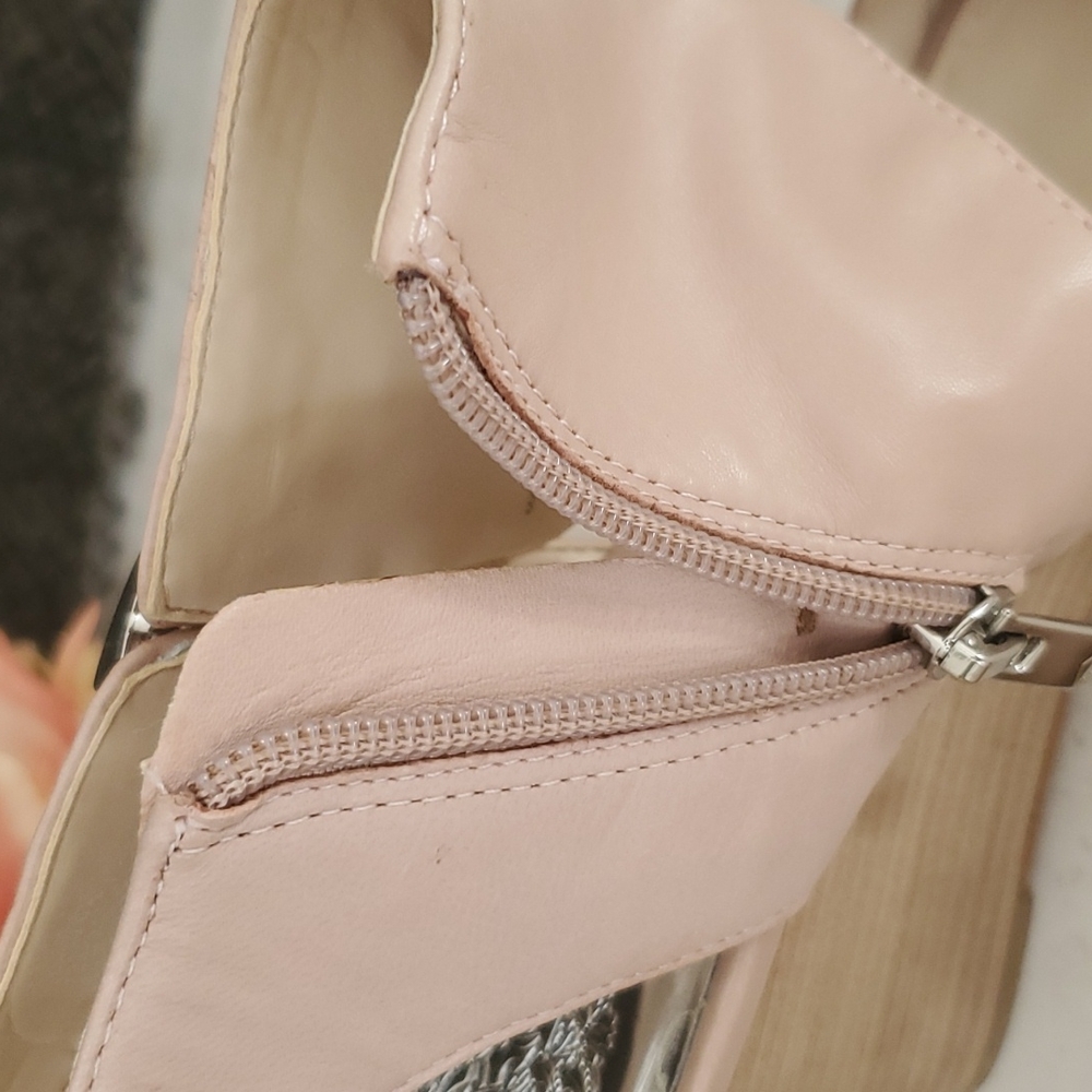 💋 VINCE CAMUTO Blush Wedge Buckle Sandals 💋 - Picture 7 of 14